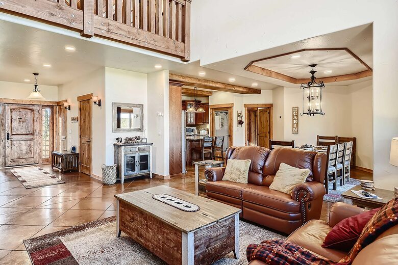 Elevated Bliss: Pikes Peak Mountain Retreat - Florissant, Colorado