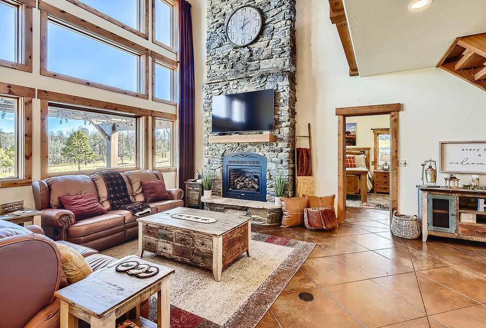 Elevated Bliss: Pikes Peak Mountain Retreat - Florissant, Colorado