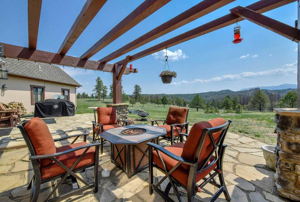 Elevated Bliss: Pikes Peak Mountain Retreat - Florissant, Colorado