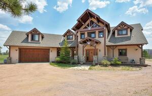Elevated Bliss: Pikes Peak Mountain Retreat - Florissant, Colorado
