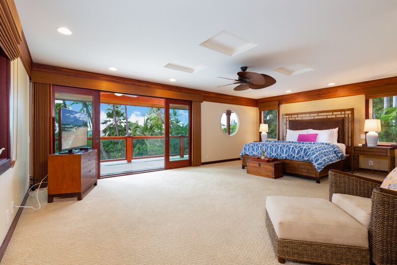 Primary bedroom with outdoor balcony/lanai