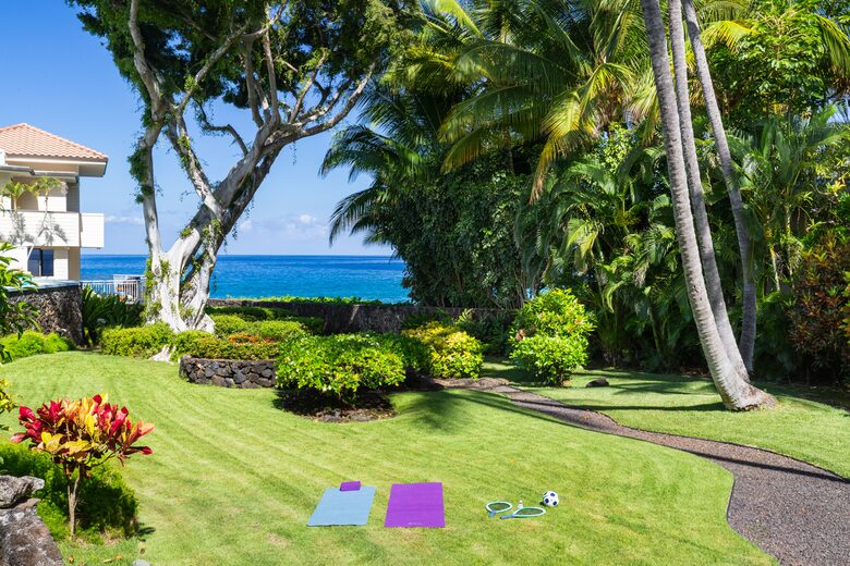 Relax in the common grassy area to the sound of the waves