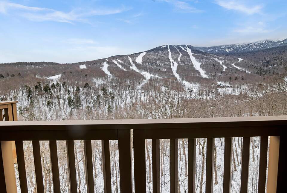 Stunning Stowe Studio | Top Floor Views, Ski In/Out - Stowe, Vermont