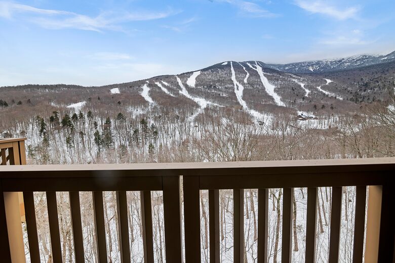 Stunning Stowe Studio | Top Floor Views, Ski In/Out - Stowe, Vermont