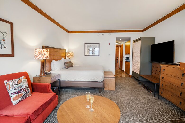 Stunning Stowe Studio | Top Floor Views, Ski In/Out - Stowe, Vermont