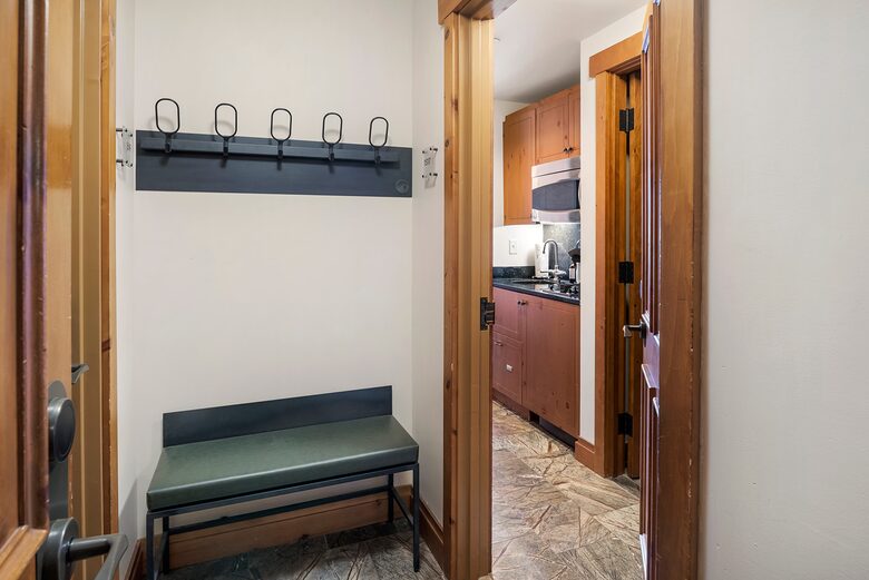 Stunning Stowe Studio | Top Floor Views, Ski In/Out - Stowe, Vermont