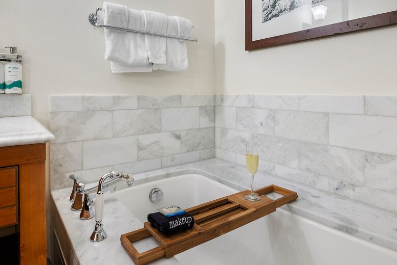 Stunning Stowe Studio | Top Floor Views, Ski In/Out - Stowe, Vermont