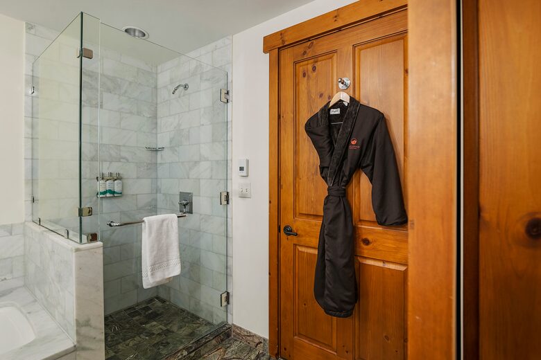 Stunning Stowe Studio | Top Floor Views, Ski In/Out - Stowe, Vermont
