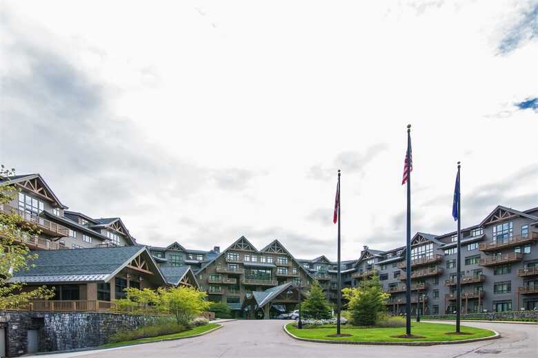 Stunning Stowe Studio | Top Floor Views, Ski In/Out - Stowe, Vermont