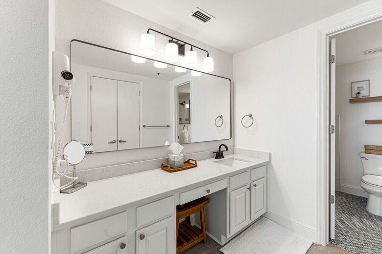 Master 1 on suite bathroom