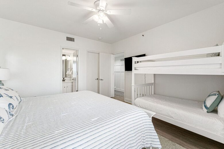 King bed with bunk beds, bay view and on-suite bathroom