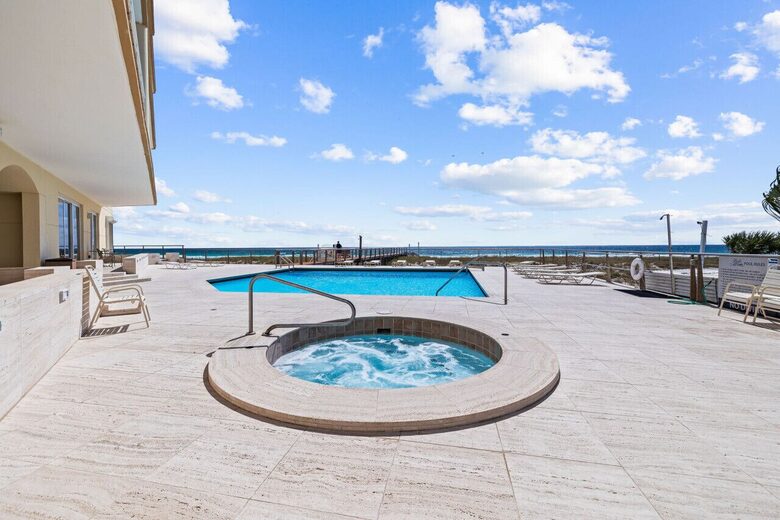 Hot tub and pool for guests