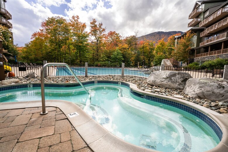Stunning Stowe Studio | Top Floor Views, Ski In/Out - Stowe, Vermont