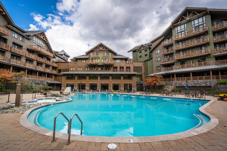 Stunning Stowe Studio | Top Floor Views, Ski In/Out - Stowe, Vermont