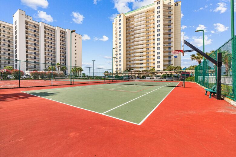 Tennis/pickleball and sport court