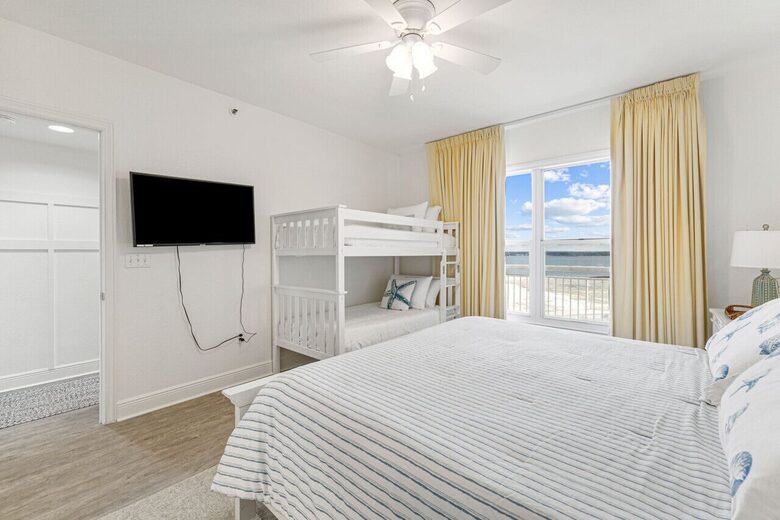 King bed with bunk beds, bay view and on-suite bathroom
