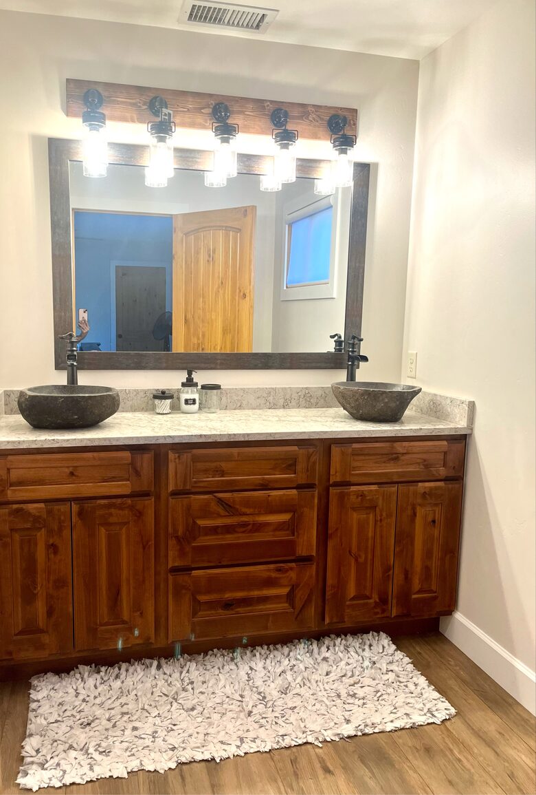 Primary en-suite bathroom