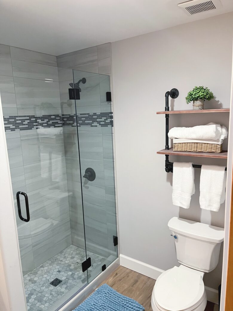 Main level guest en-suite bathroom