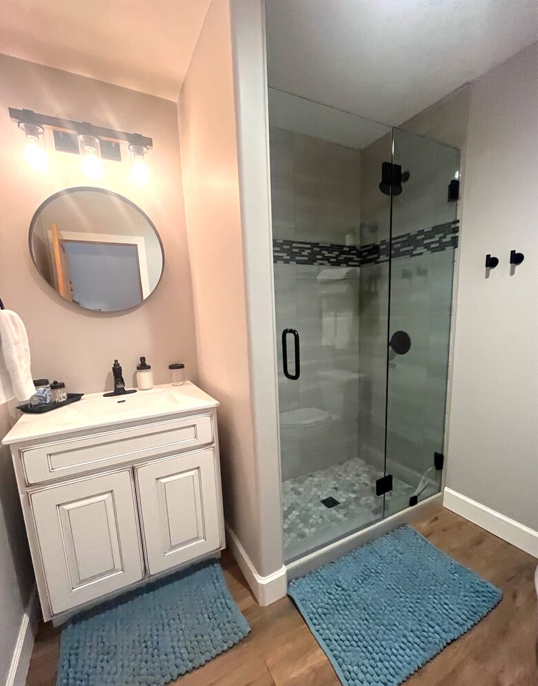Main level en-suite guest bathroom