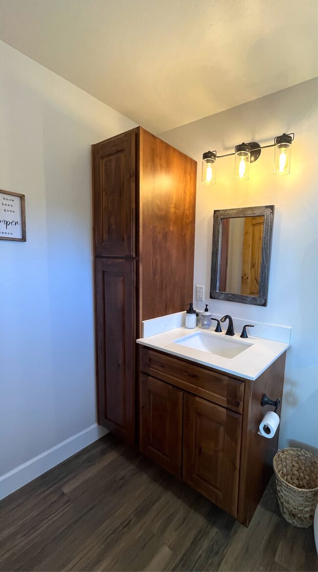 Upstairs full bathroom with tub