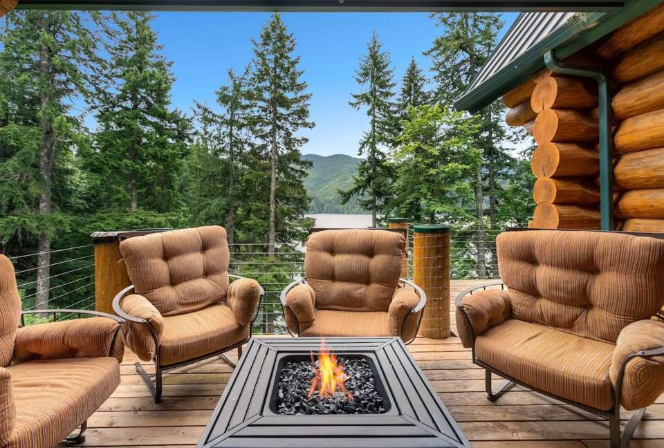 Lake Front Lodge on Lake Swift - Cougar, Washington