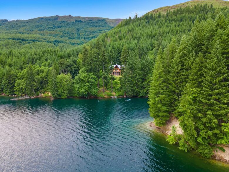 Lake Front Lodge on Lake Swift - Cougar, Washington