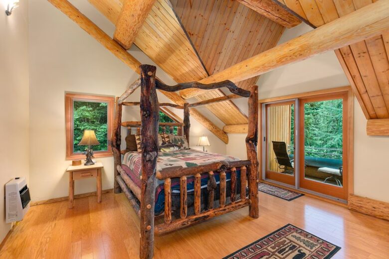 Lake Front Lodge on Lake Swift - Cougar, Washington