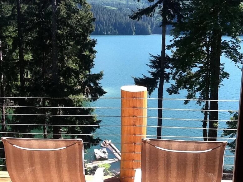 Lake Front Lodge on Lake Swift - Cougar, Washington