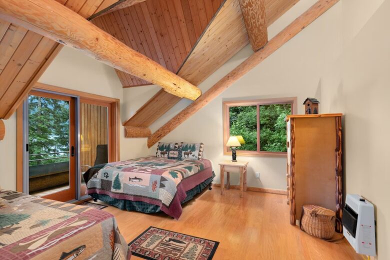 Lake Front Lodge on Lake Swift - Cougar, Washington