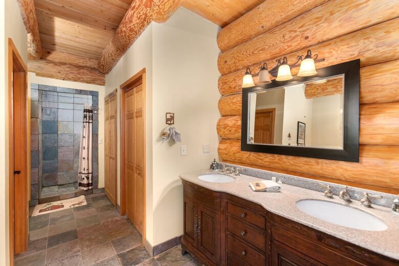 Lake Front Lodge on Lake Swift - Cougar, Washington