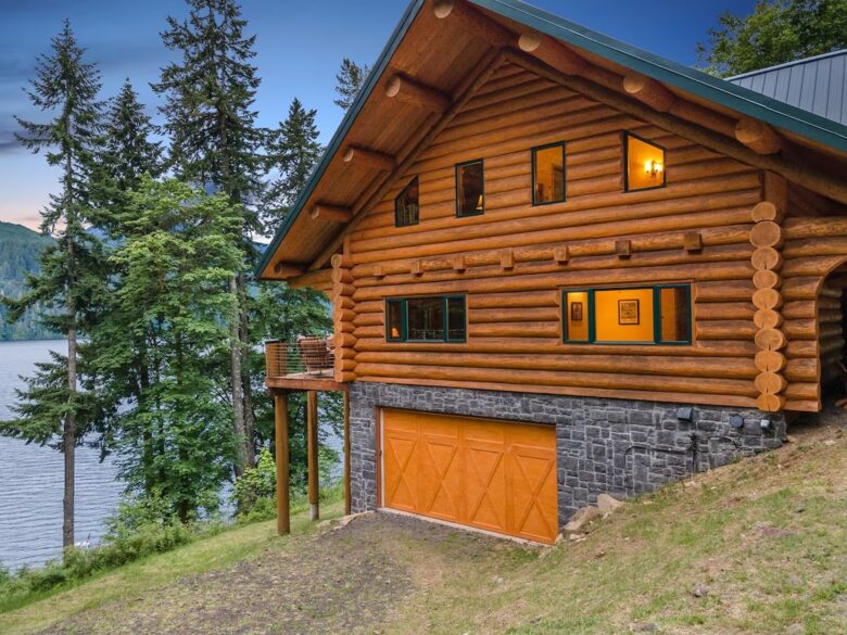 Lake Front Lodge on Lake Swift - Cougar, Washington