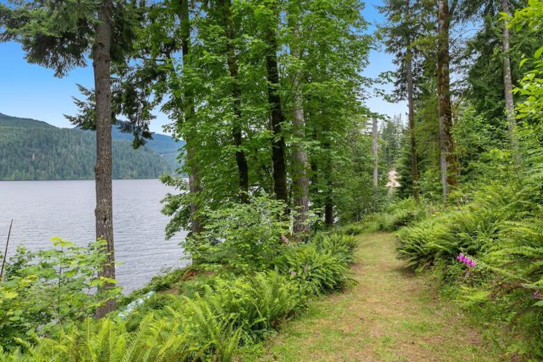 Lake Front Lodge on Lake Swift - Cougar, Washington