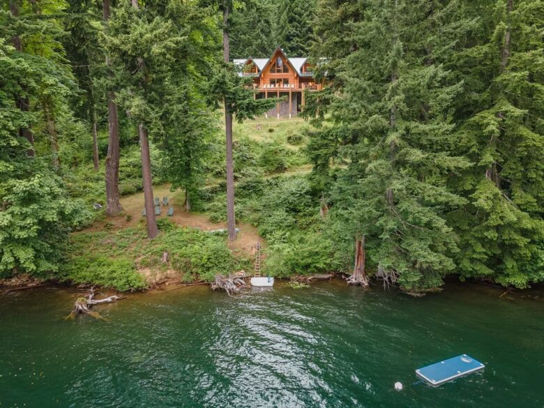 Lake Front Lodge on Lake Swift - Cougar, Washington
