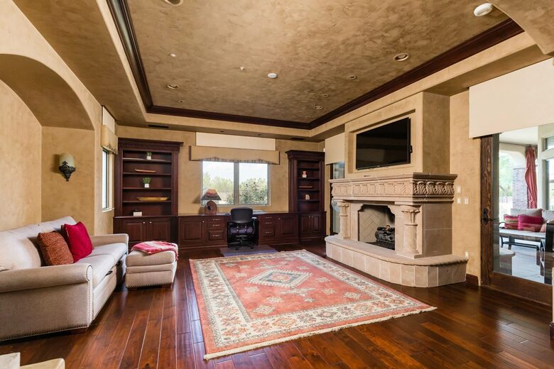 Master Bedroom w/Queen pullout sofa