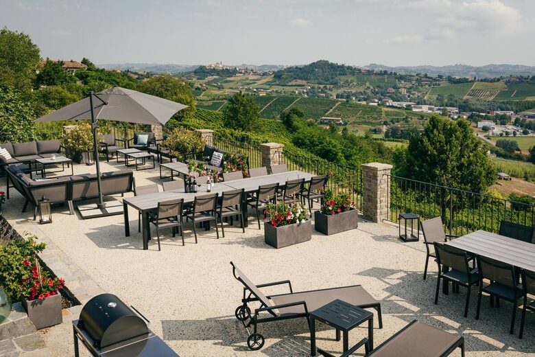 Bosco Bracco: Scenic Hilltop Vineyard Retreat in Asti - Canelli, Italy
