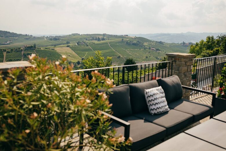 Bosco Bracco: Scenic Hilltop Vineyard Retreat in Asti - Canelli, Italy