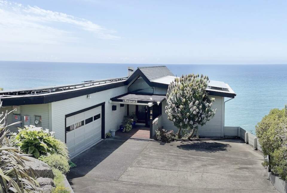 Oceanfront w/ sweeping views, decks, hot tub and dog friendly! Gualala/ Sea Ranch - Gualala, California