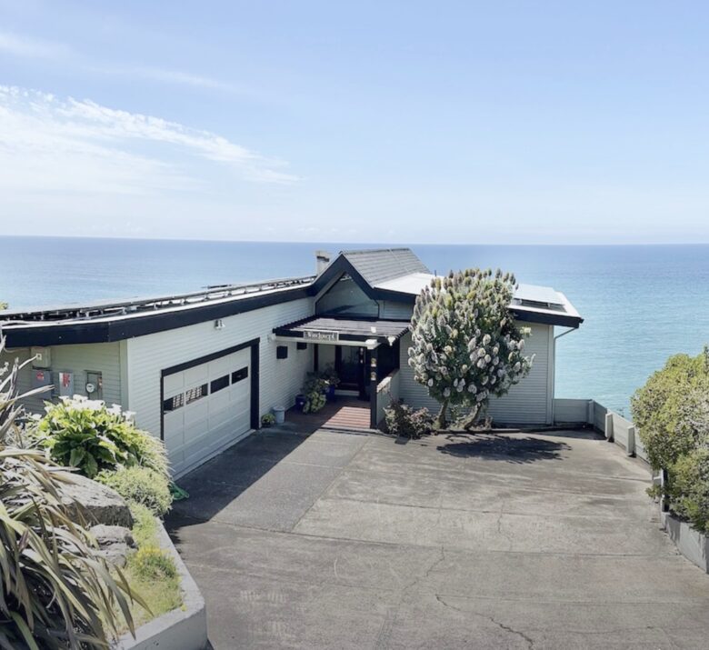 Oceanfront w/ sweeping views, decks, hot tub and dog friendly! Gualala/ Sea Ranch - Gualala, California