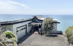 Oceanfront w/ sweeping views, decks, hot tub and dog friendly! Gualala/ Sea Ranch - Gualala, California