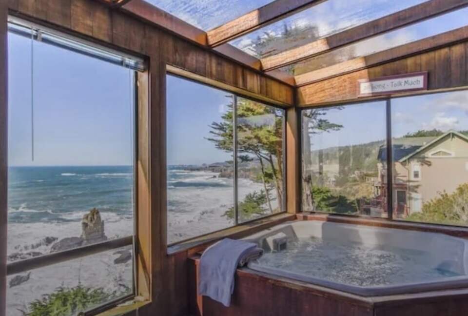 Oceanfront w/ sweeping views, decks, hot tub and dog friendly! Gualala/ Sea Ranch - Gualala, California