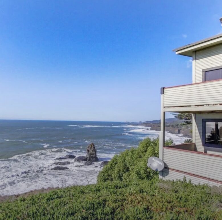 Oceanfront w/ sweeping views, decks, hot tub and dog friendly! Gualala/ Sea Ranch - Gualala, California