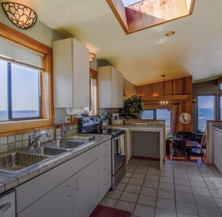 Oceanfront w/ sweeping views, decks, hot tub and dog friendly! Gualala/ Sea Ranch - Gualala, California