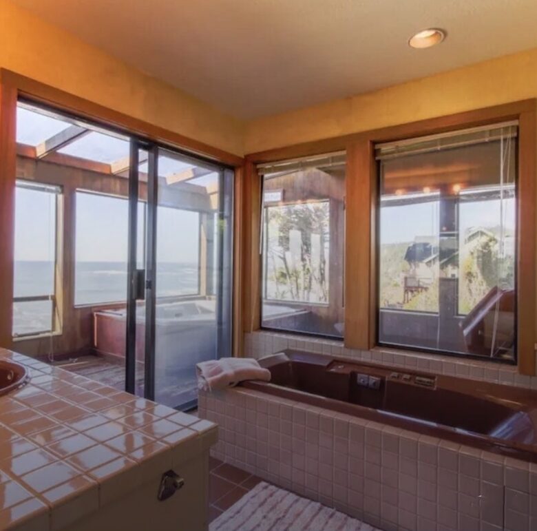 Oceanfront w/ sweeping views, decks, hot tub and dog friendly! Gualala/ Sea Ranch - Gualala, California