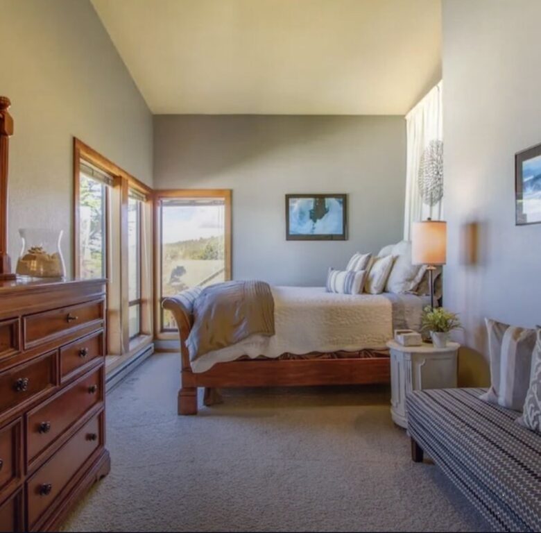 Oceanfront w/ sweeping views, decks, hot tub and dog friendly! Gualala/ Sea Ranch - Gualala, California