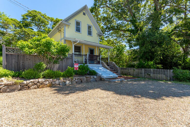 Beautiful Oak Bluffs Cottage Close to Town and Beach - Oak Bluffs, Massachusetts