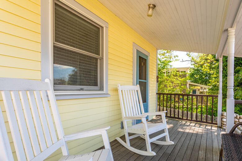 Beautiful Oak Bluffs Cottage Close to Town and Beach - Oak Bluffs, Massachusetts