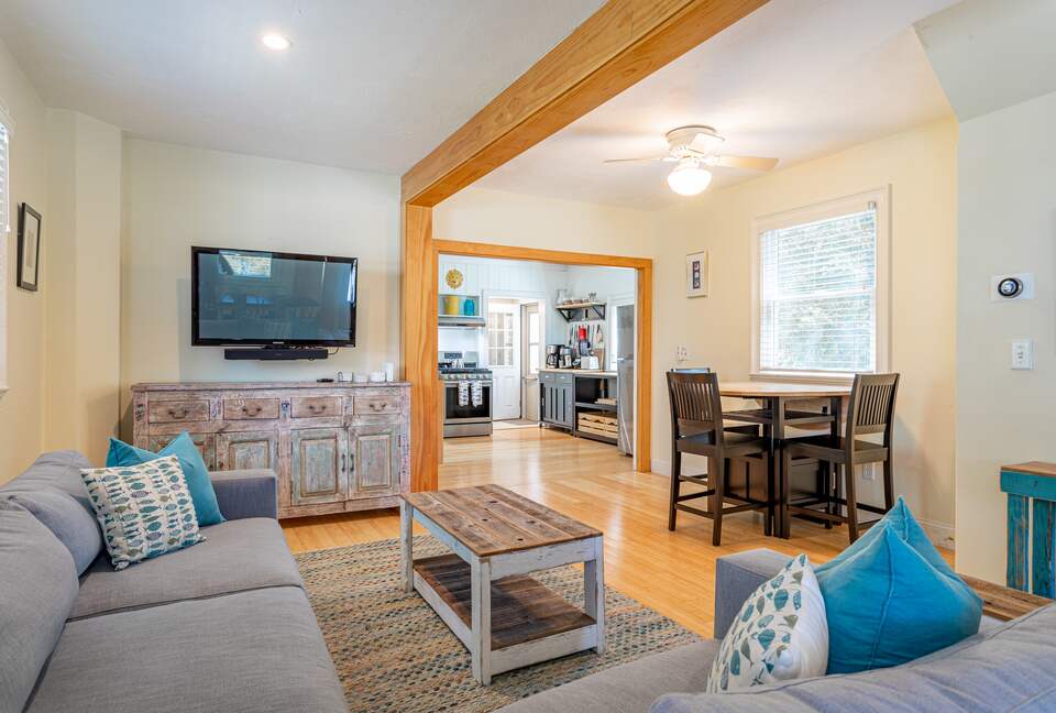 Beautiful Oak Bluffs Cottage Close to Town and Beach - Oak Bluffs, Massachusetts