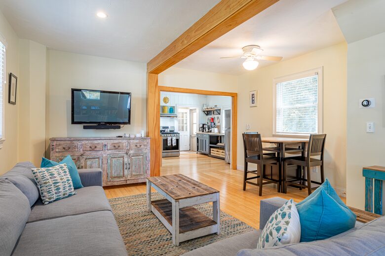 Beautiful Oak Bluffs Cottage Close to Town and Beach - Oak Bluffs, Massachusetts