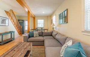 Beautiful Oak Bluffs Cottage Close to Town and Beach - Oak Bluffs, Massachusetts