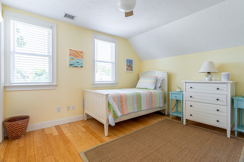 Beautiful Oak Bluffs Cottage Close to Town and Beach - Oak Bluffs, Massachusetts